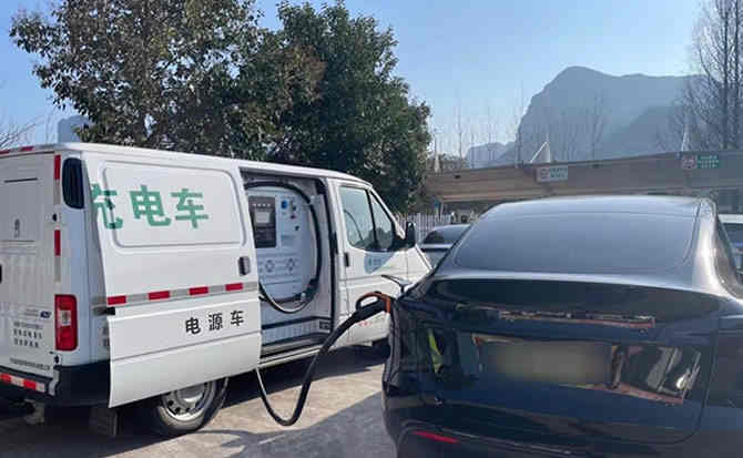 亚东汽车搭电